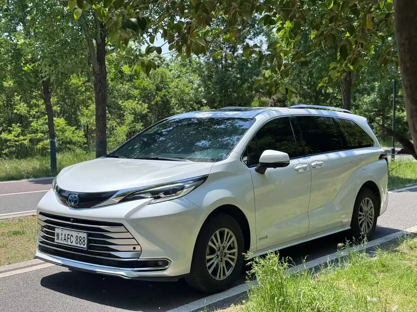 Toyota Sienna 2023 2.5L Hybrid Luxury Edition