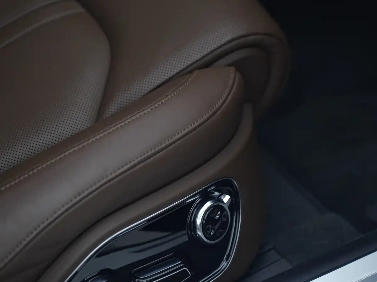 Фото 14 - Audi A8