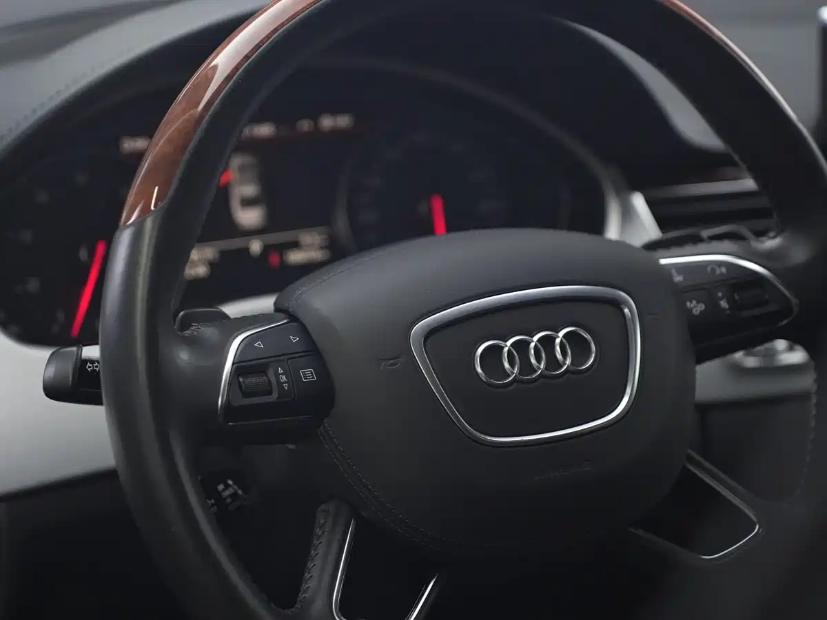 Фото 18 - Audi A8