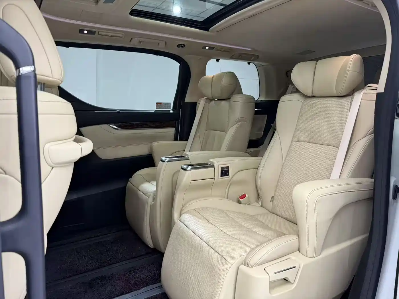 Toyota Vellfire 2019 Hybrid 2.5L HV Luxury Edition фото 5