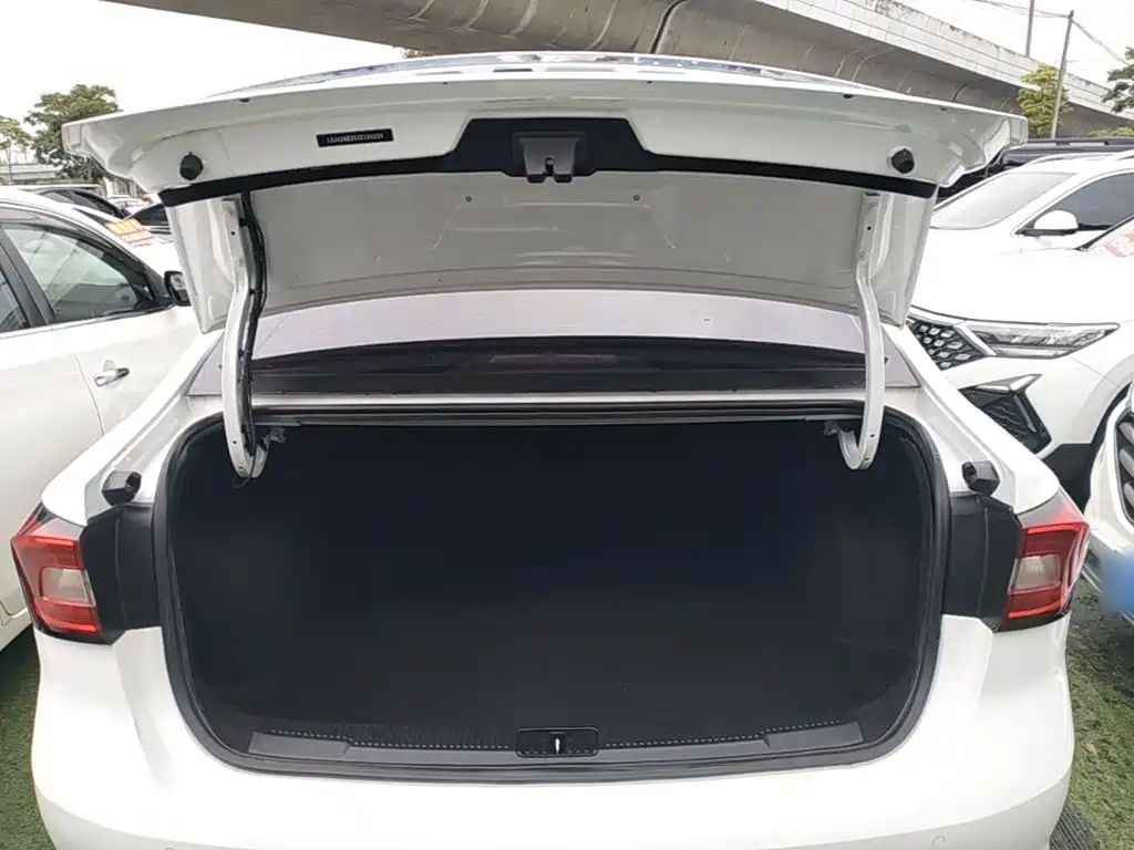 Roewe i5 2019 2019 1.5L Auto 4G-Connected Langyue Edition