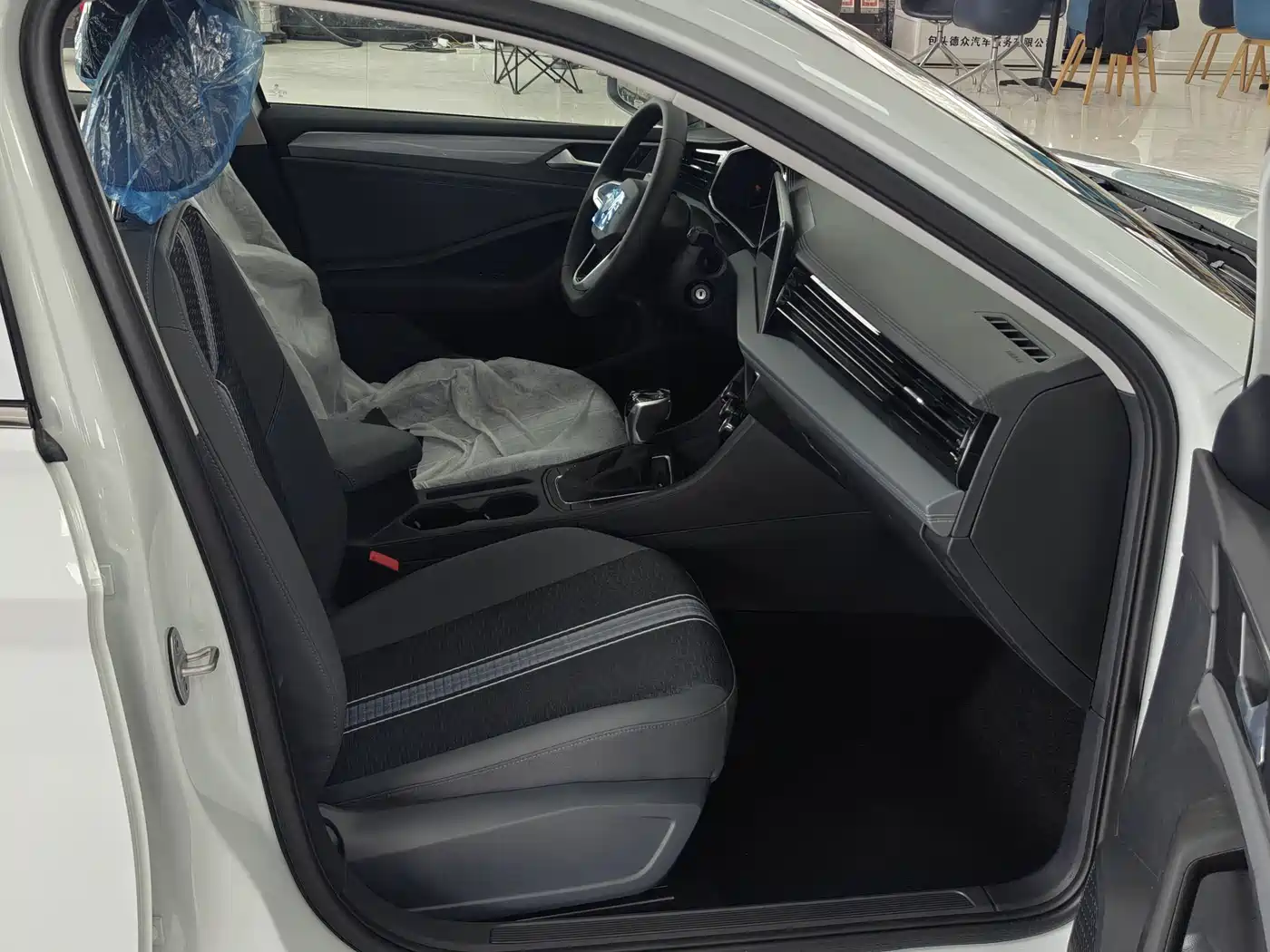 Volkswagen Sagitar 2025 300TSI DSG Flying Leap Edition фото 8