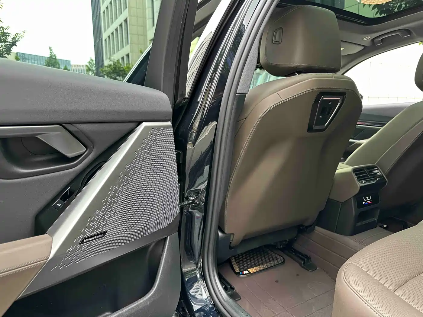 BMW 5 Series 2025 530Li Leading M Sport Package фото 31