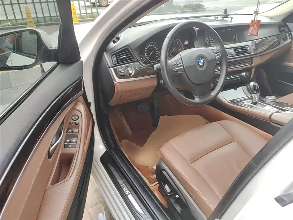 BMW 5 Series 2014 525Li Leading фото 16