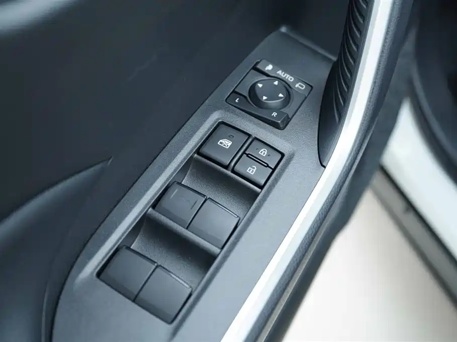 Toyota Wildlander 2023 2.0L CVT FWD LE фото 11