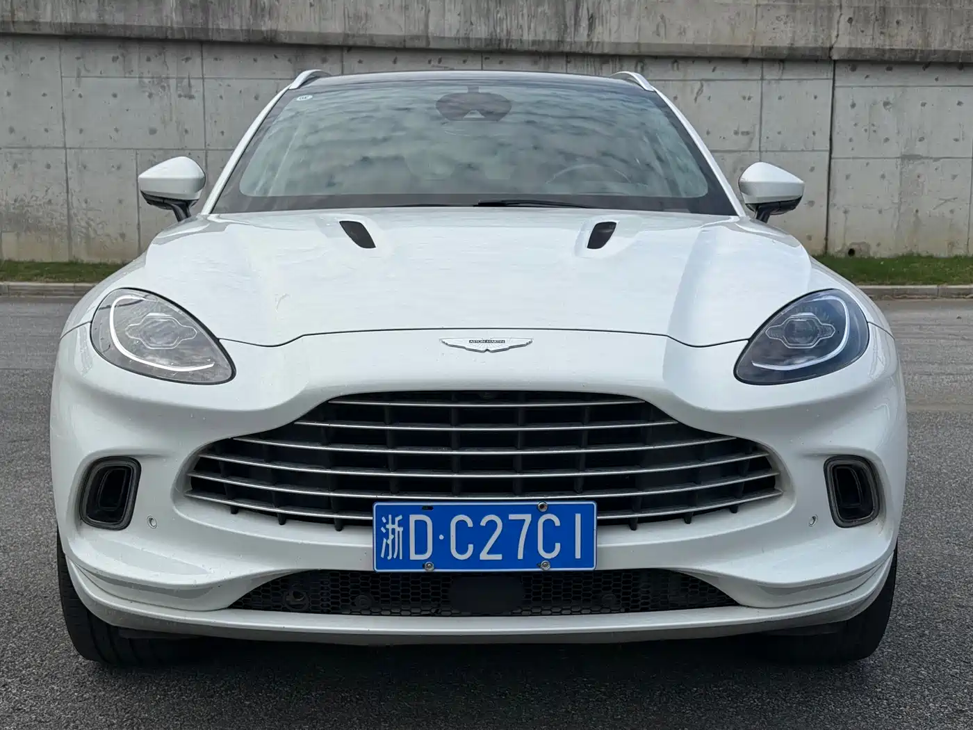 Photo 1 - Aston Martin DBX