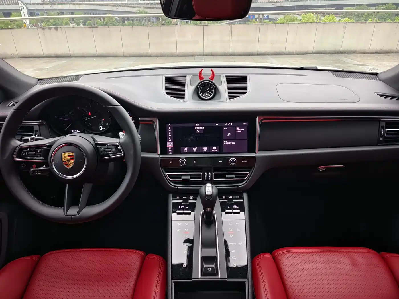 PORSCHE MACAN