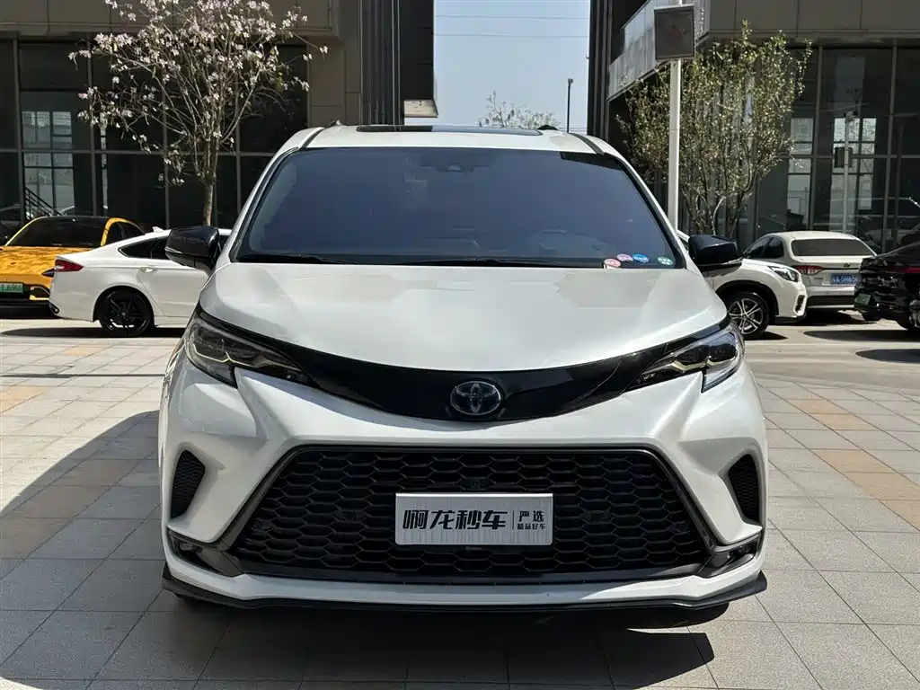 Toyota Granvia 2023 2.5L Hybrid Flagship VIP Edition фото 4