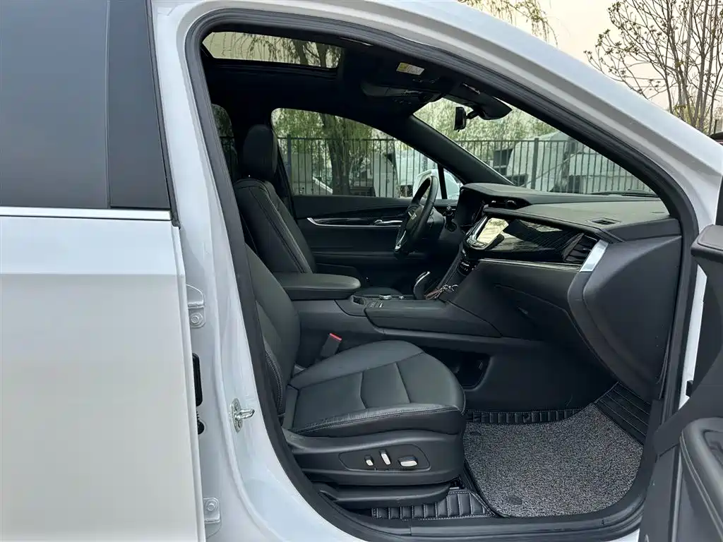 CADILLAC XT6