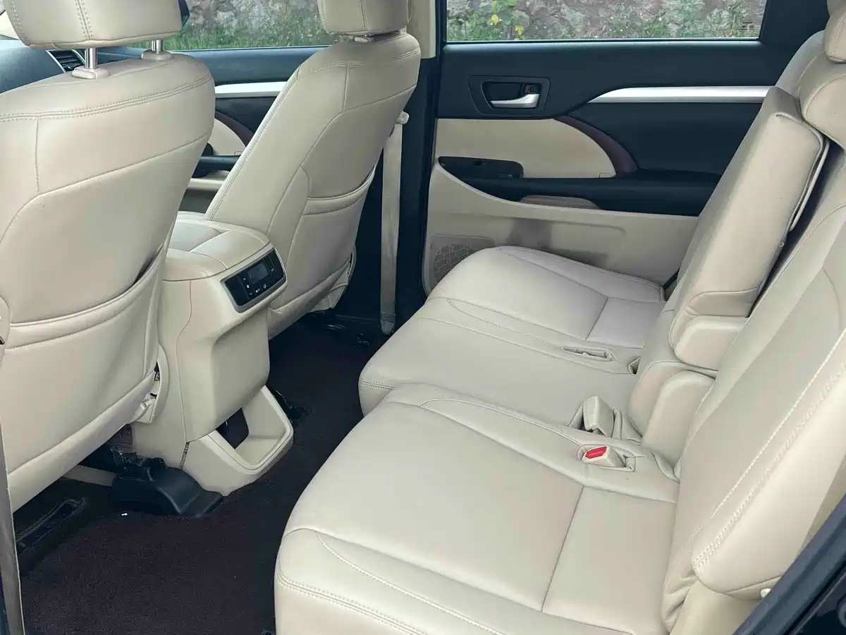 Photo 8 - Toyota Highlander