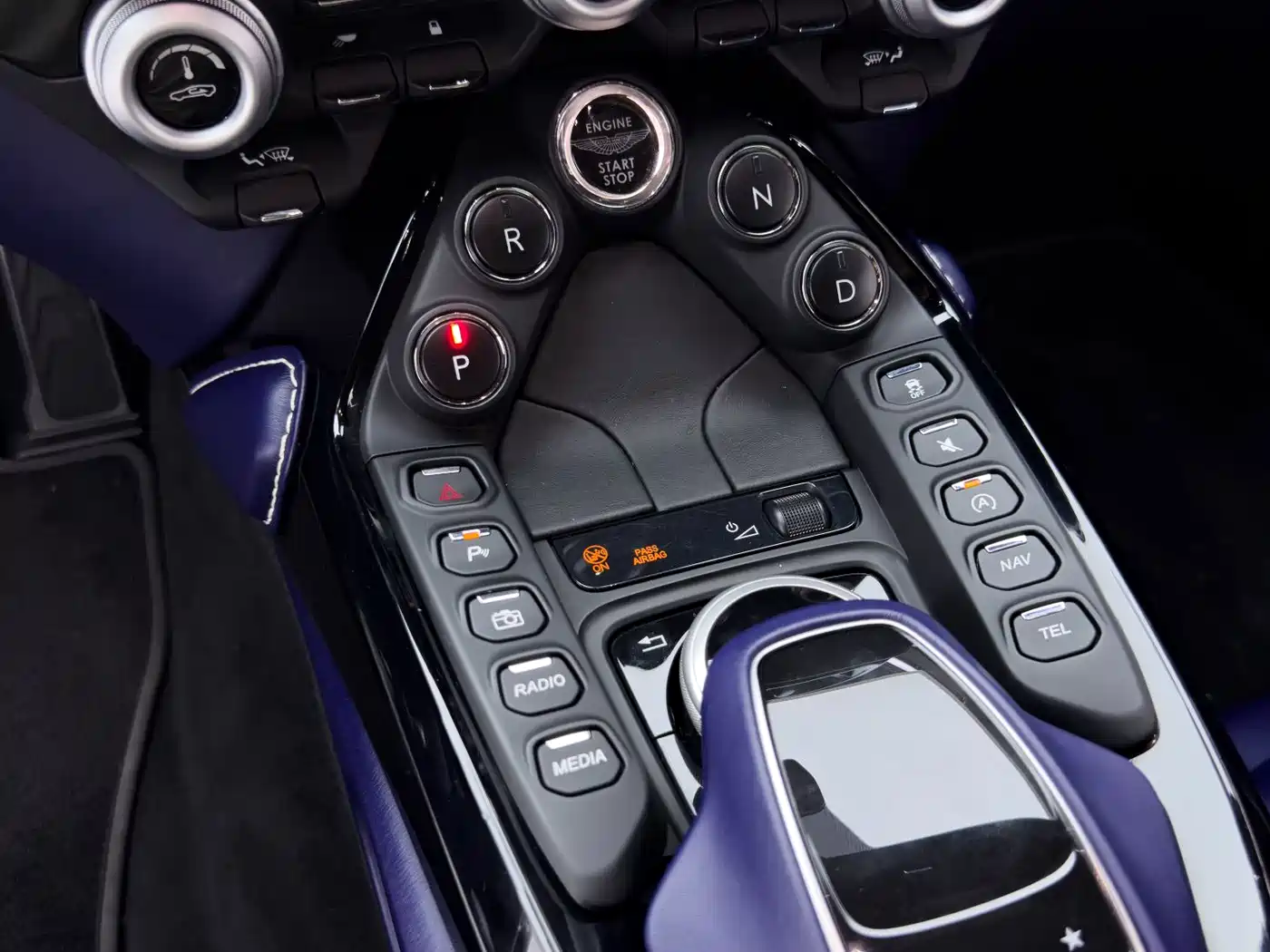 Aston Martin V8 Vantage 2020 2018 4.0T V8 Coupe