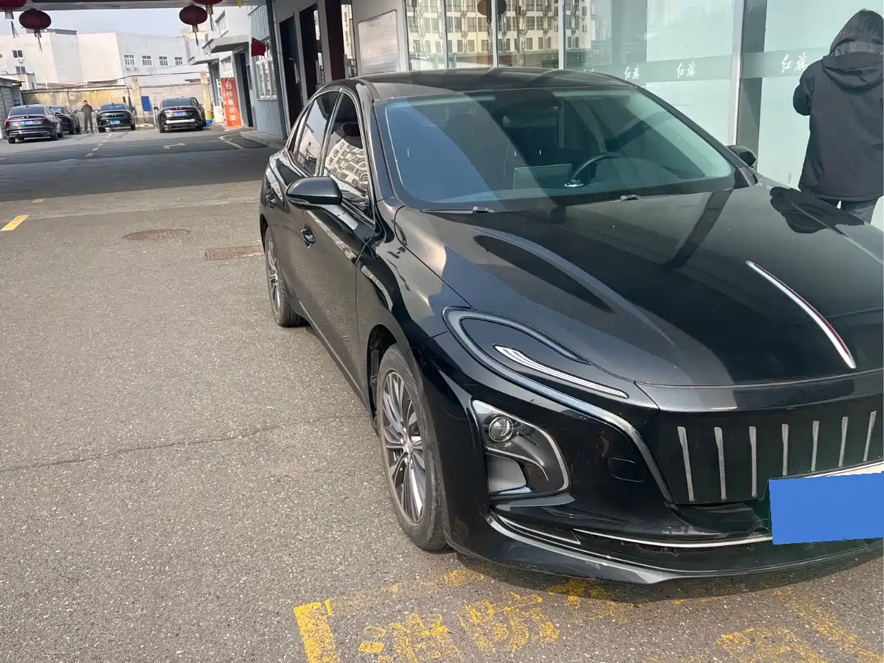 Hongqi E-QM5 2022 431km Charging Enjoyment Edition фото 2