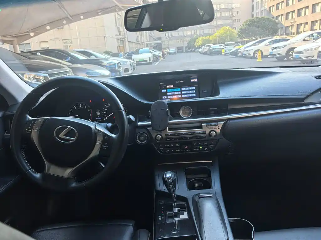 Фото 5 - Lexus ES