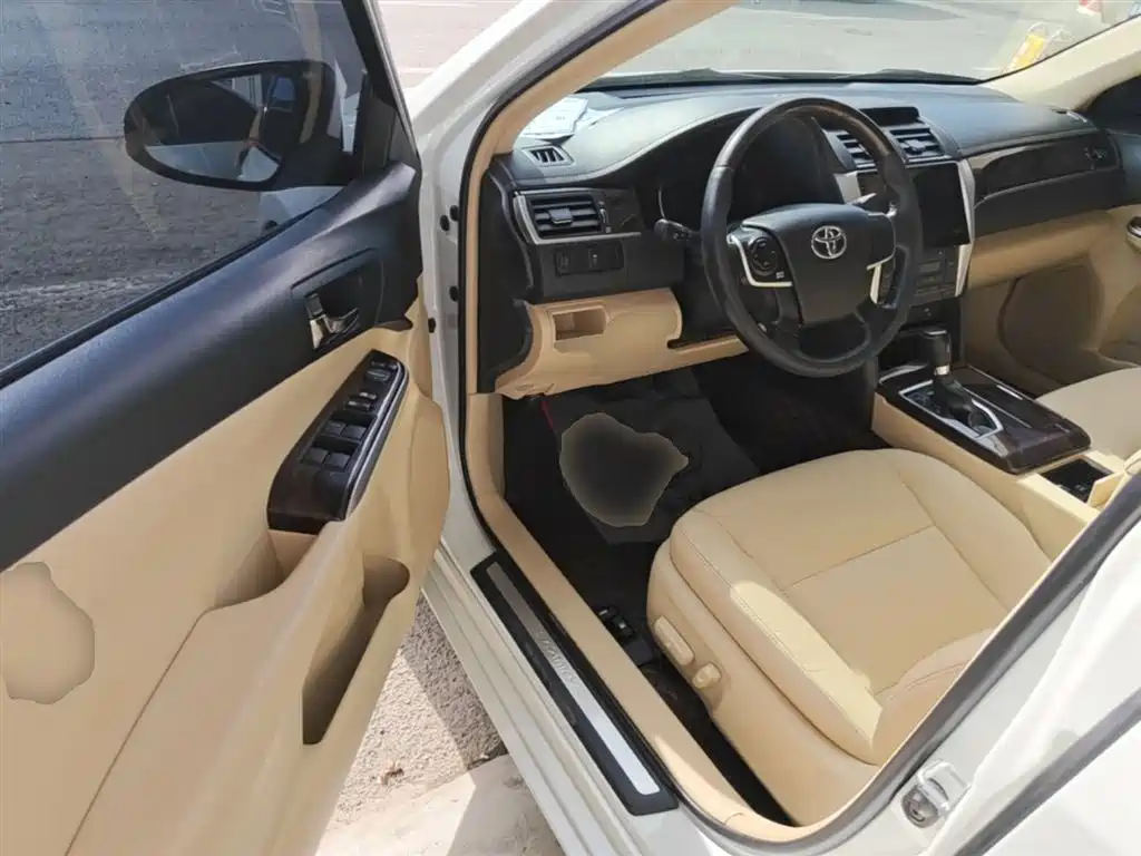 Toyota Camry 2016 2.0G 10th Anniversary Leading Edition фото 16