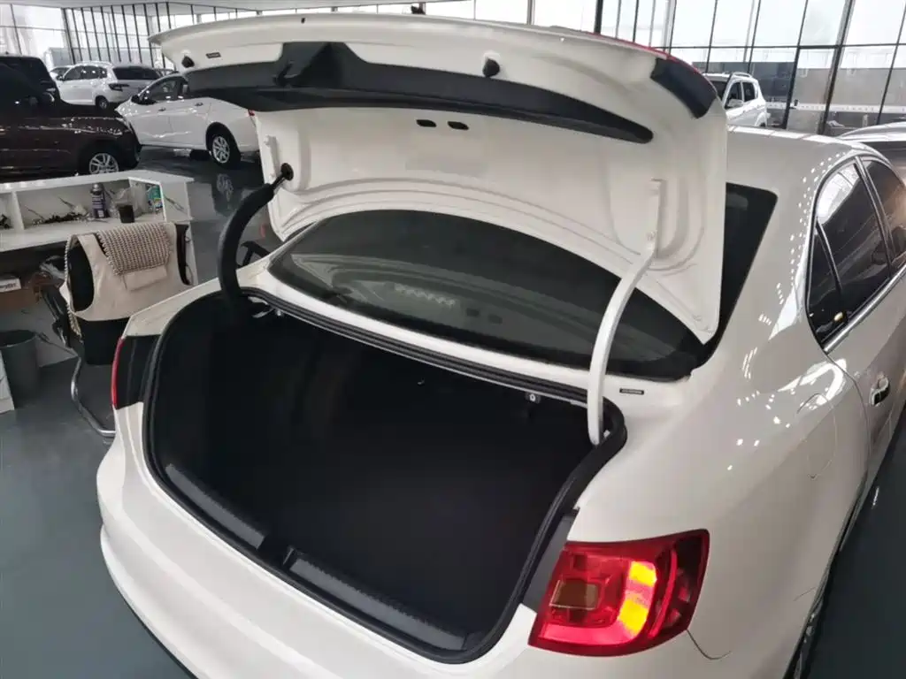 Volkswagen Sagitar 2014 Facelift 1.6L Manual Leading Version фото 19