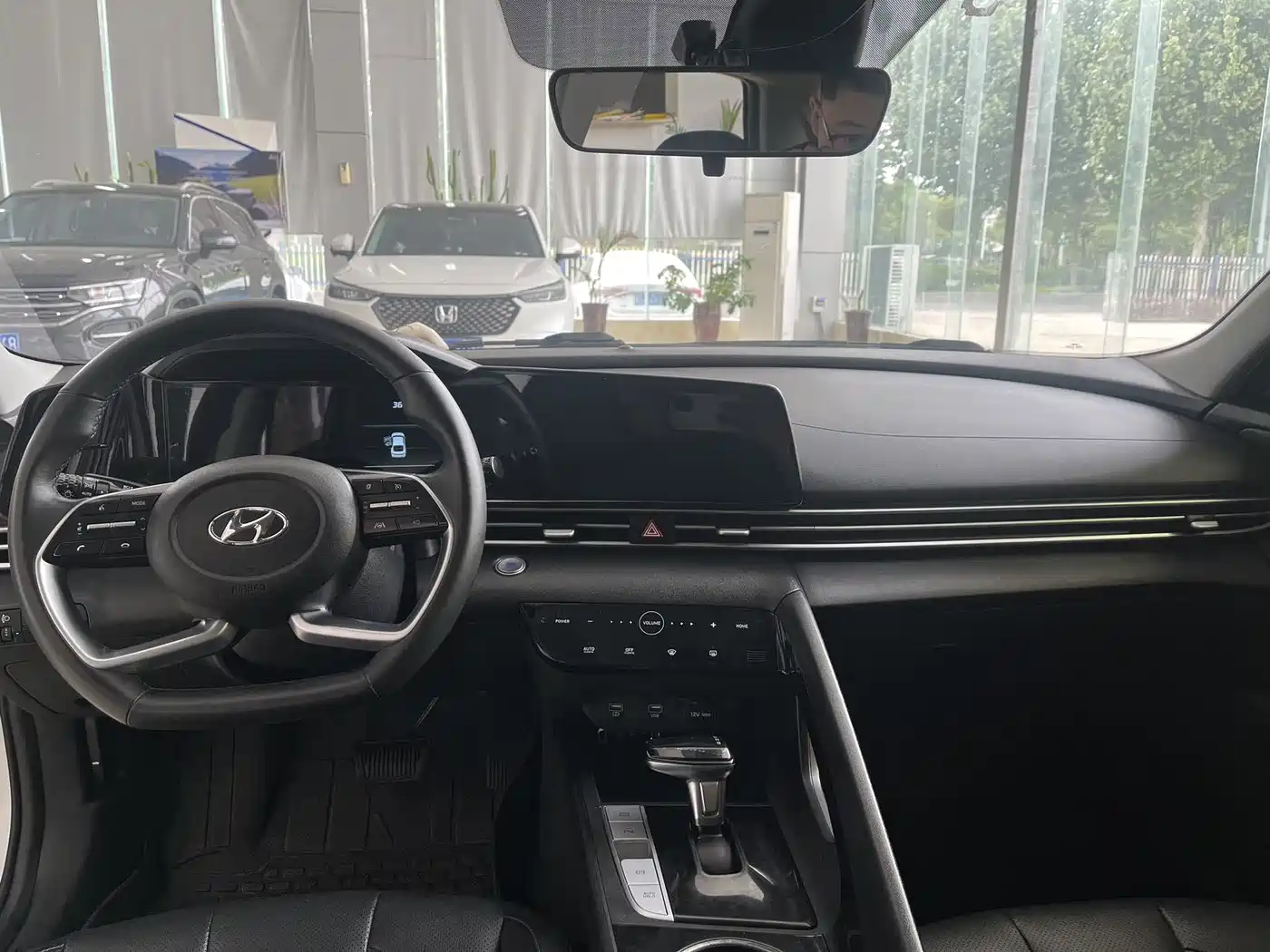 Hyundai Elantra 2022 1.5L CVT LUX Premium Edition фото 8