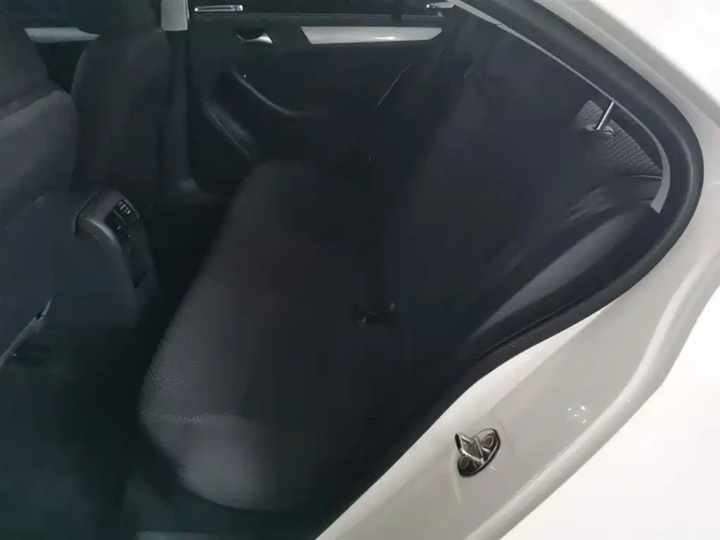 Volkswagen Sagitar 2014 Facelift 1.6L Manual Leading Version фото 17