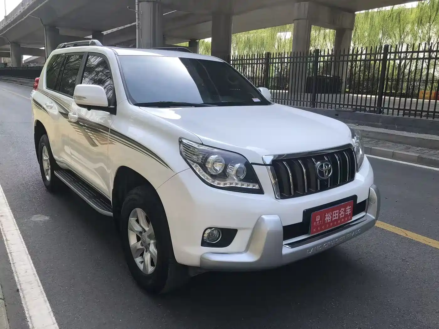 Toyota Prado 2010 4.0L Automatic TX-L фото 3