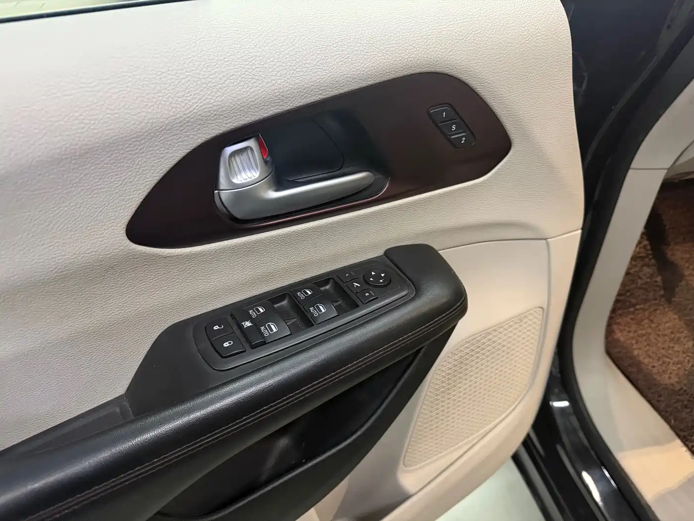 Chrysler Grand Voyager (Import) 2018 2017 3.6L Premium Edition