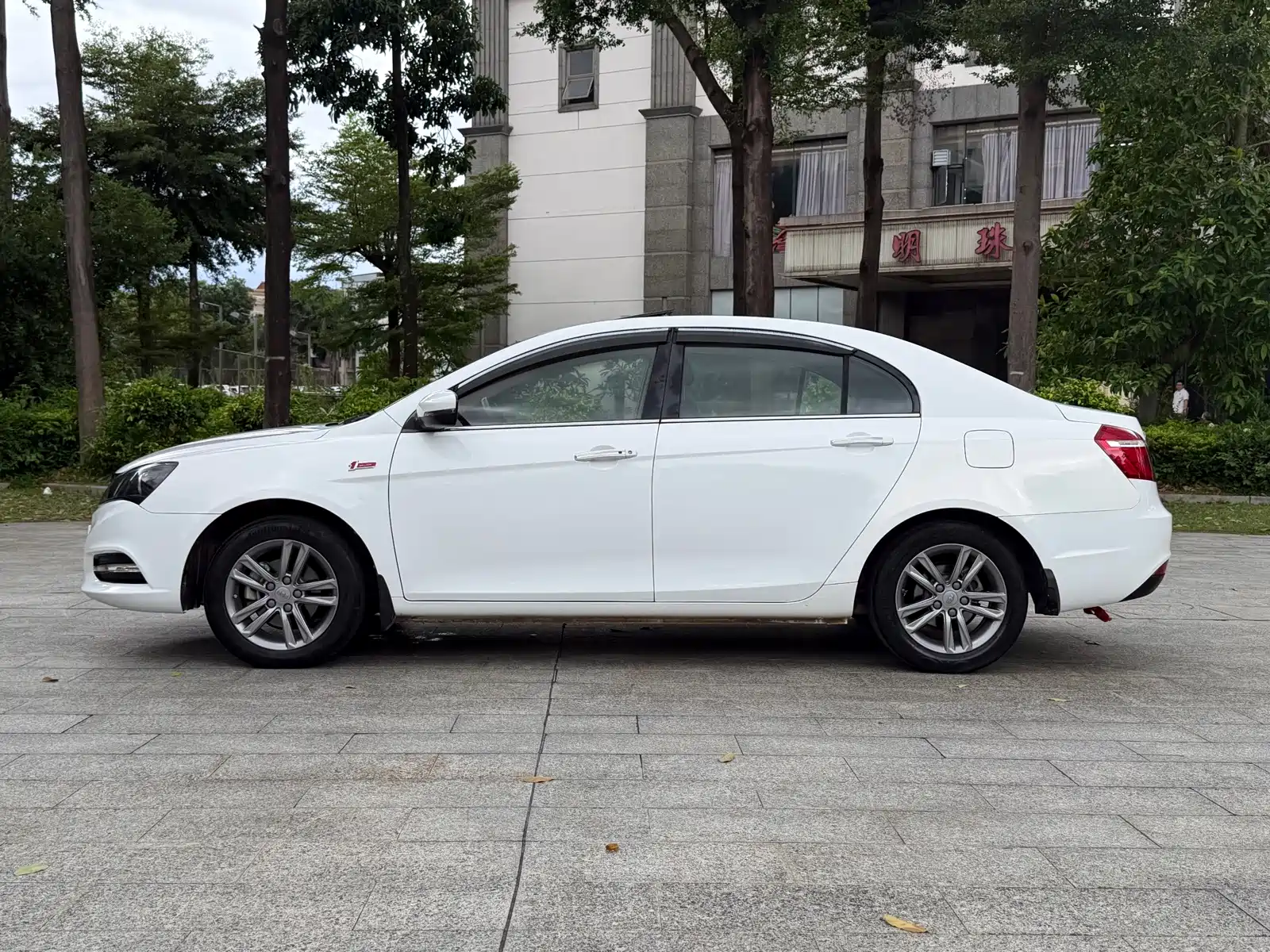 Фото 4 - Geely Emgrand
