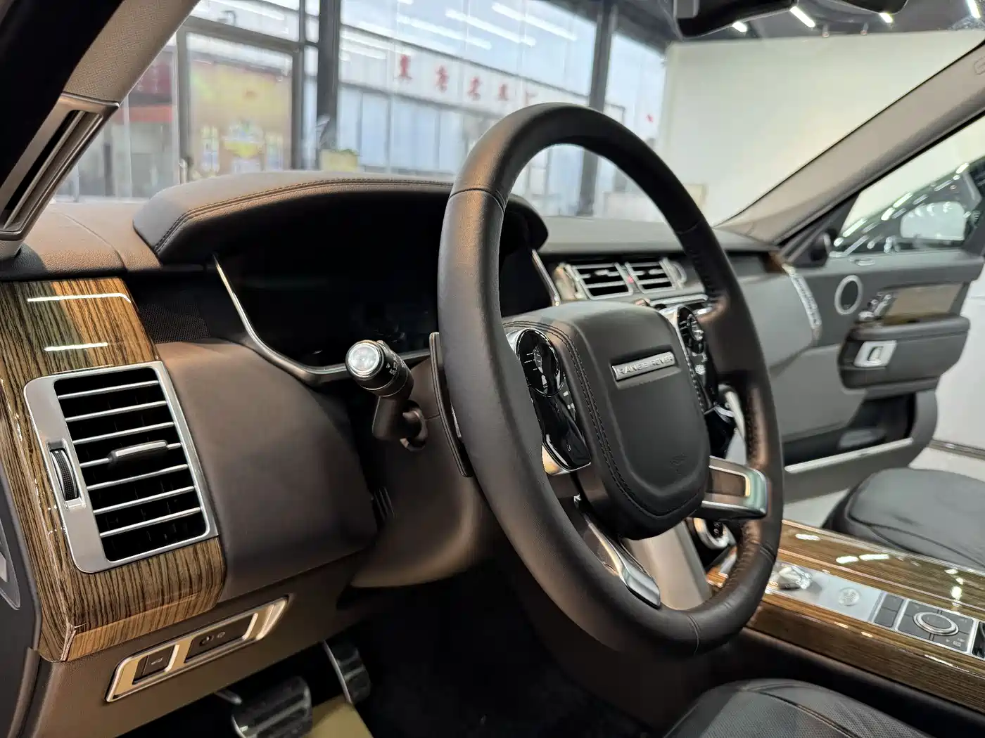 Land Rover Range Rover 2018 3.0 SC V6 Vogue SE Genesis Extended Edition фото 12