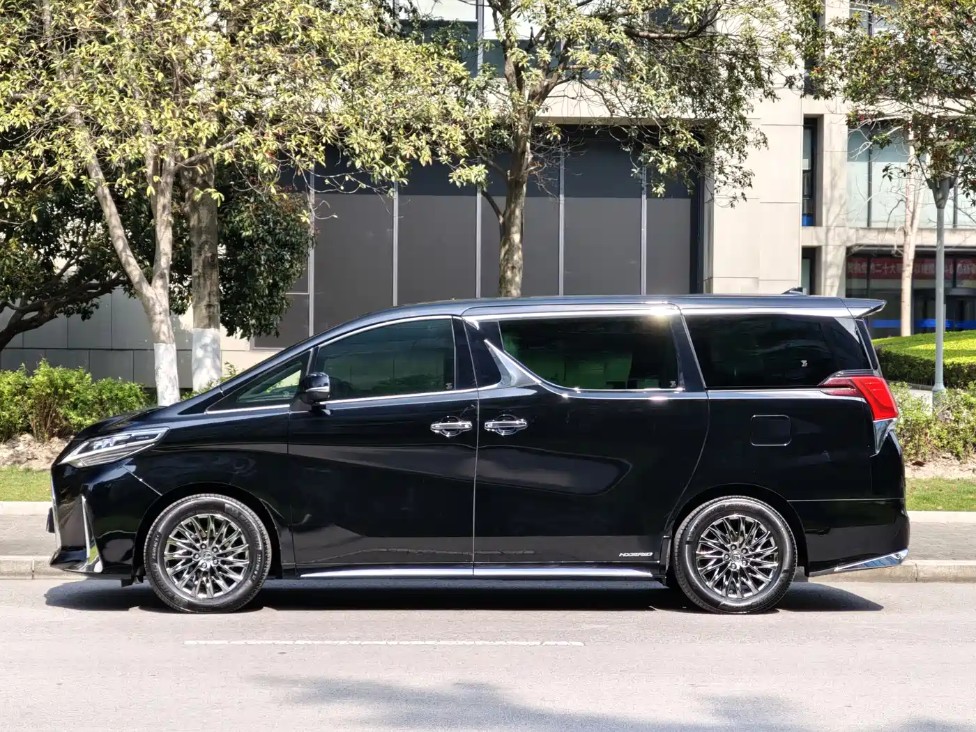 Lexus LM 2020 300h Seven-Seater Elegance Edition фото 7