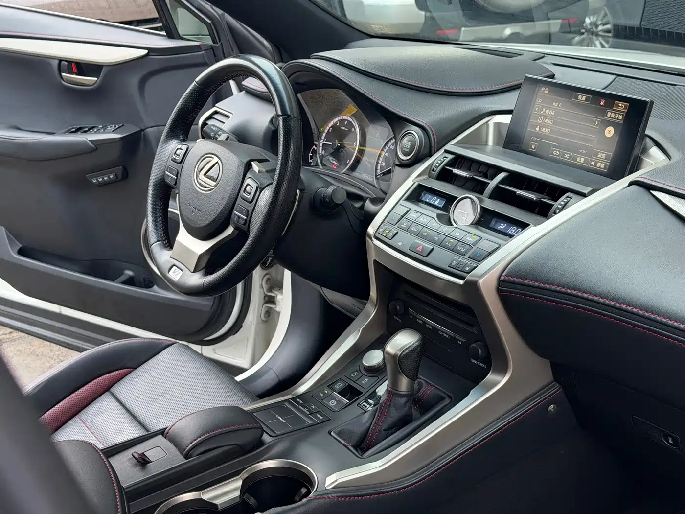 Фото 24 - Lexus NX