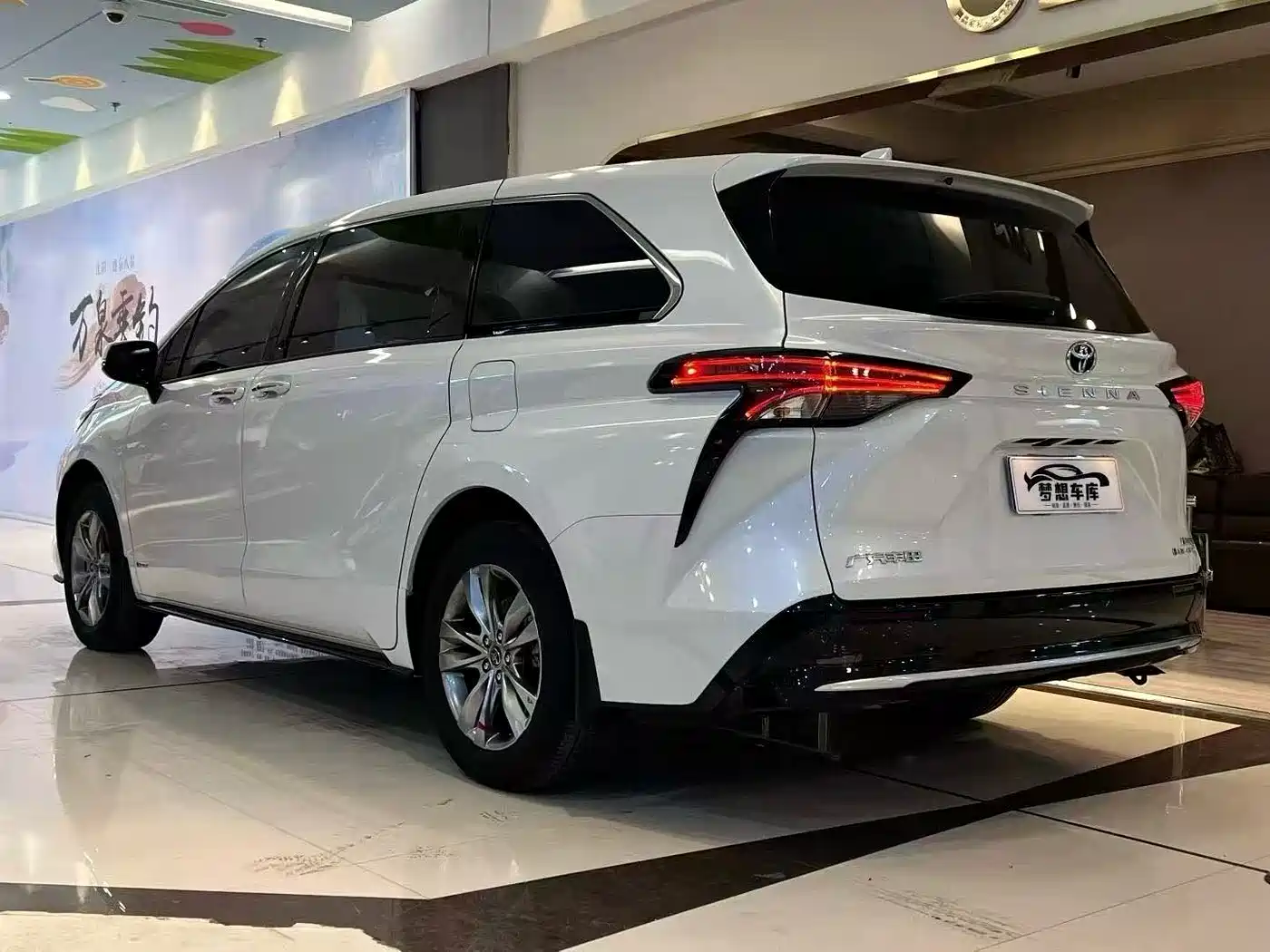 Toyota Sienna 2024 2.5L Hybrid 4WD Premium Edition фото 6