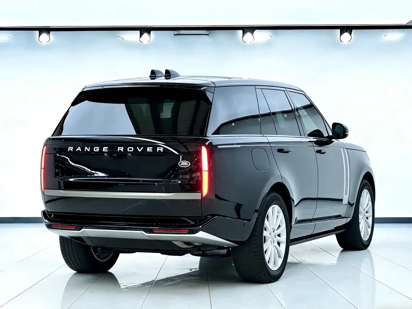Land Rover Range Rover 2024 3.0 L6 360PS Golden Age Edition фото 4