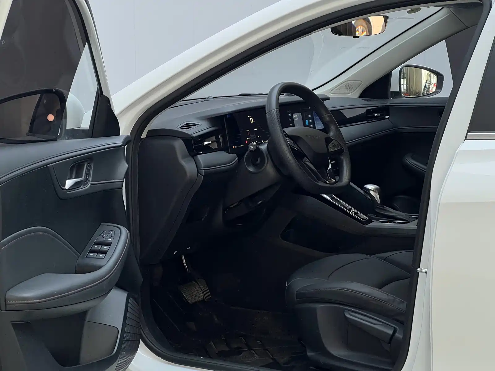 Фото 8 - Roewe i5