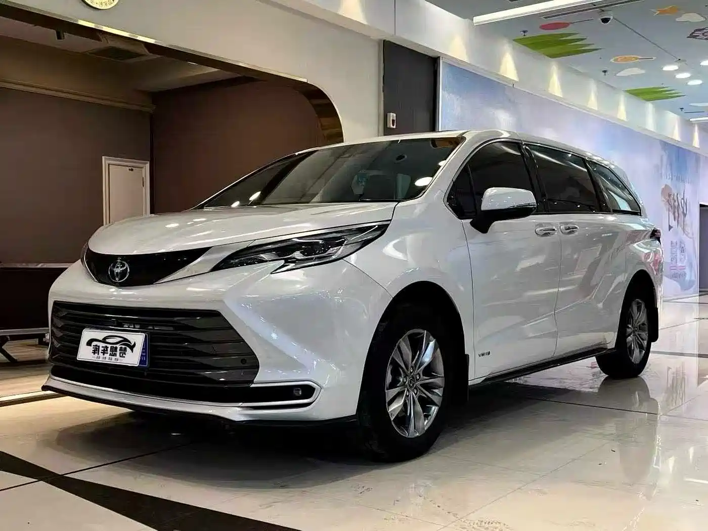 Toyota Sienna 2024 2.5L Hybrid 4WD Premium Edition