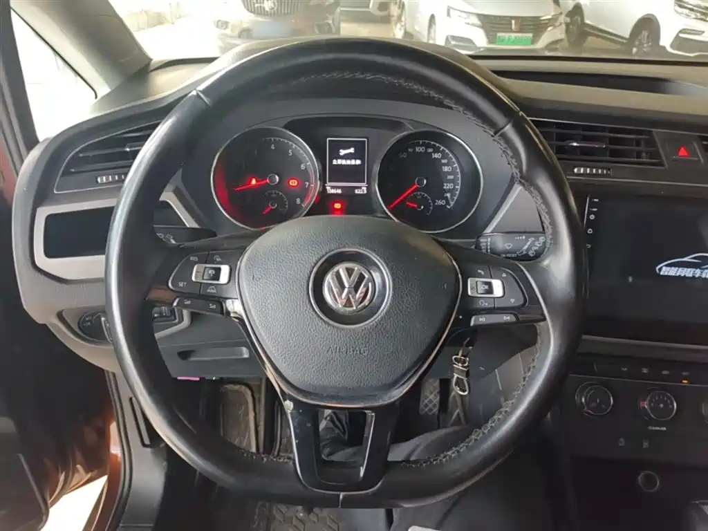 Volkswagen Touran 2016 Touran L 280TSI DSG Trendline фото 11