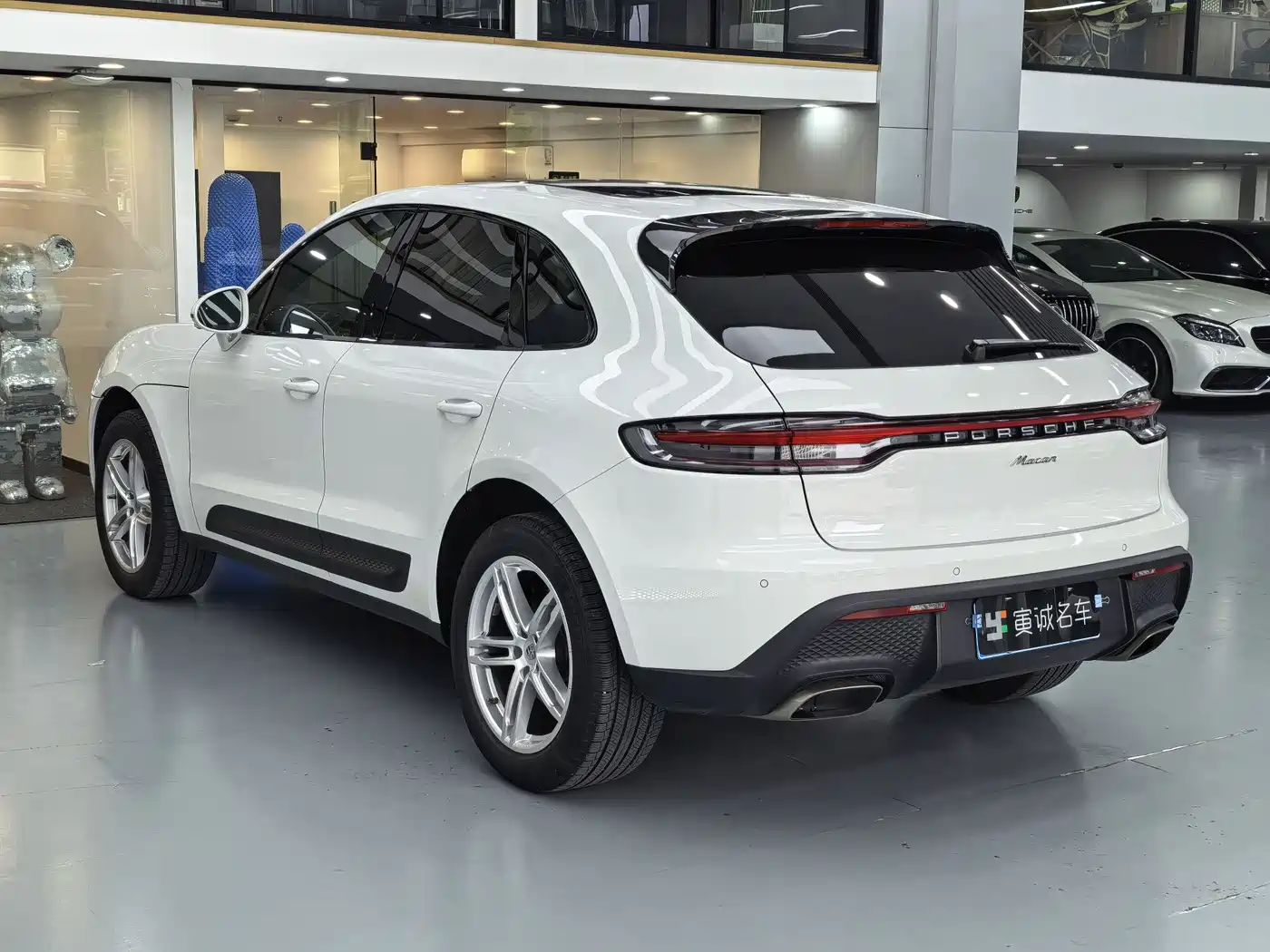 PORSCHE MACAN