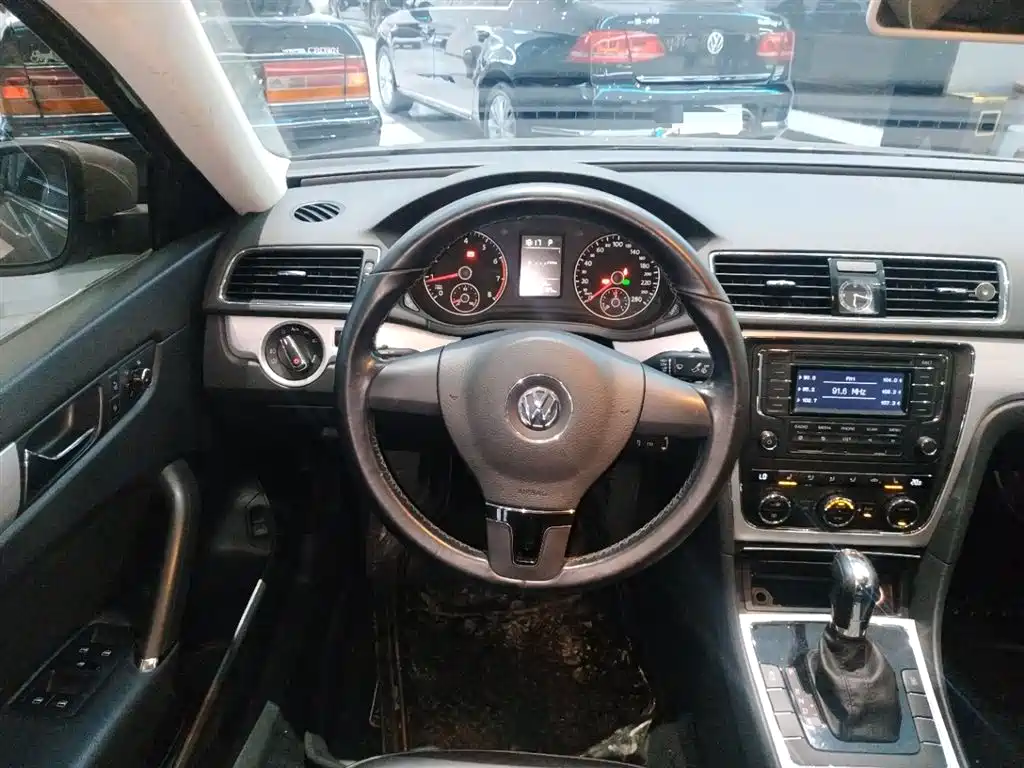 Volkswagen Passat 2014 1.8TSI DSG Luxury Edition фото 11