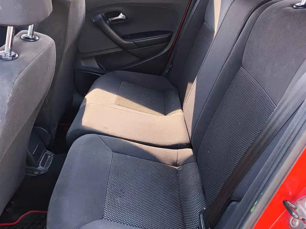 Volkswagen Polo 2013 1.4L Automatic Luxury Edition фото 10