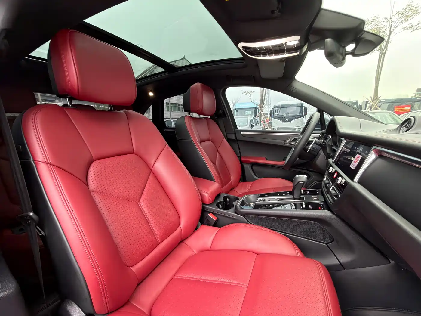 PORSCHE MACAN