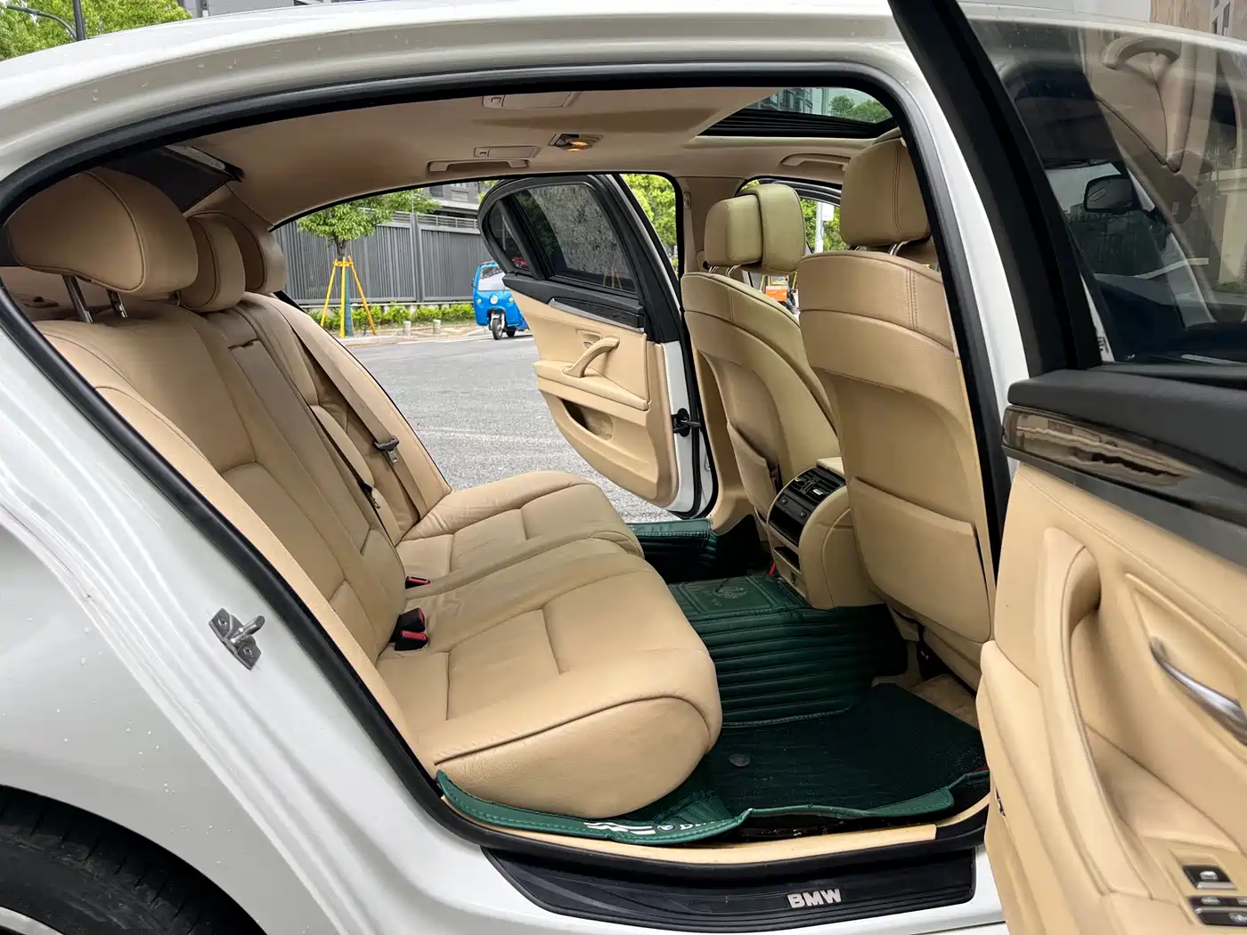BMW 5 Series 2011 535Li Leading фото 15