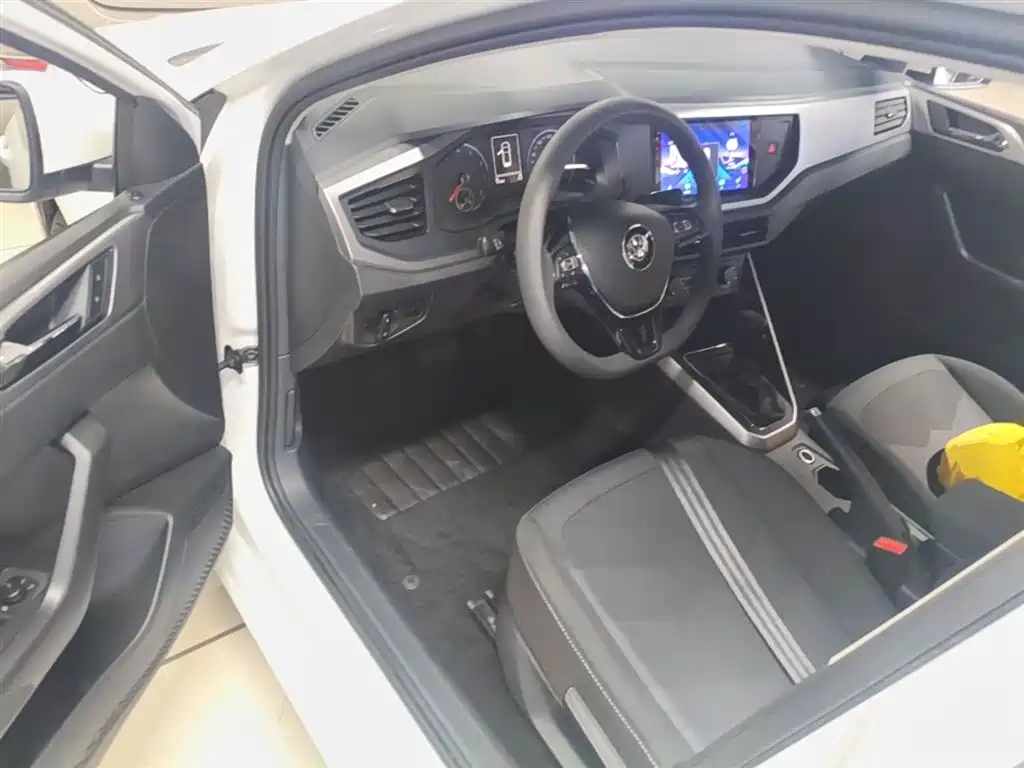 Volkswagen Polo 2019 Plus 1.5L Automatic Panorama Enjoyment Edition фото 16