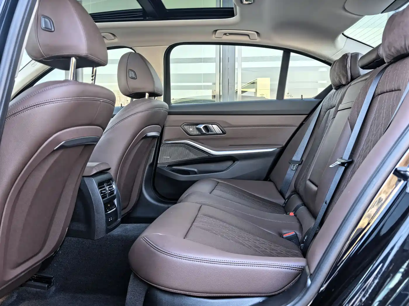 BMW 3 Series 2024 325Li M Sport Shadowline Package фото 12
