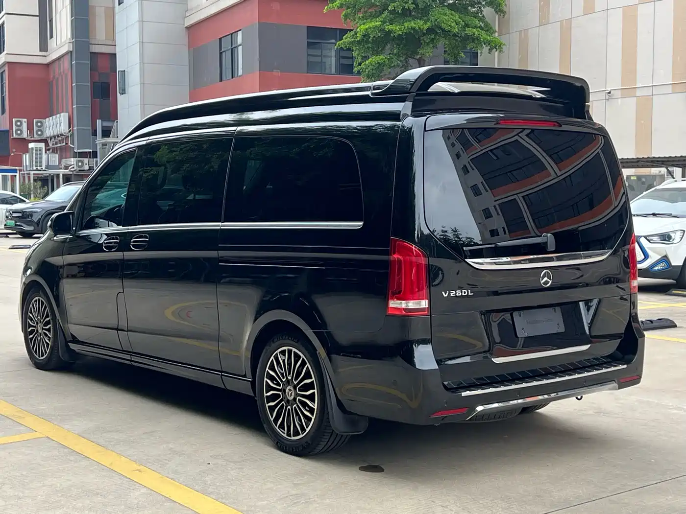 Mercedes-Benz V-Class 2018 V 260 L Premium Long Wheelbase Edition China VI фото 2