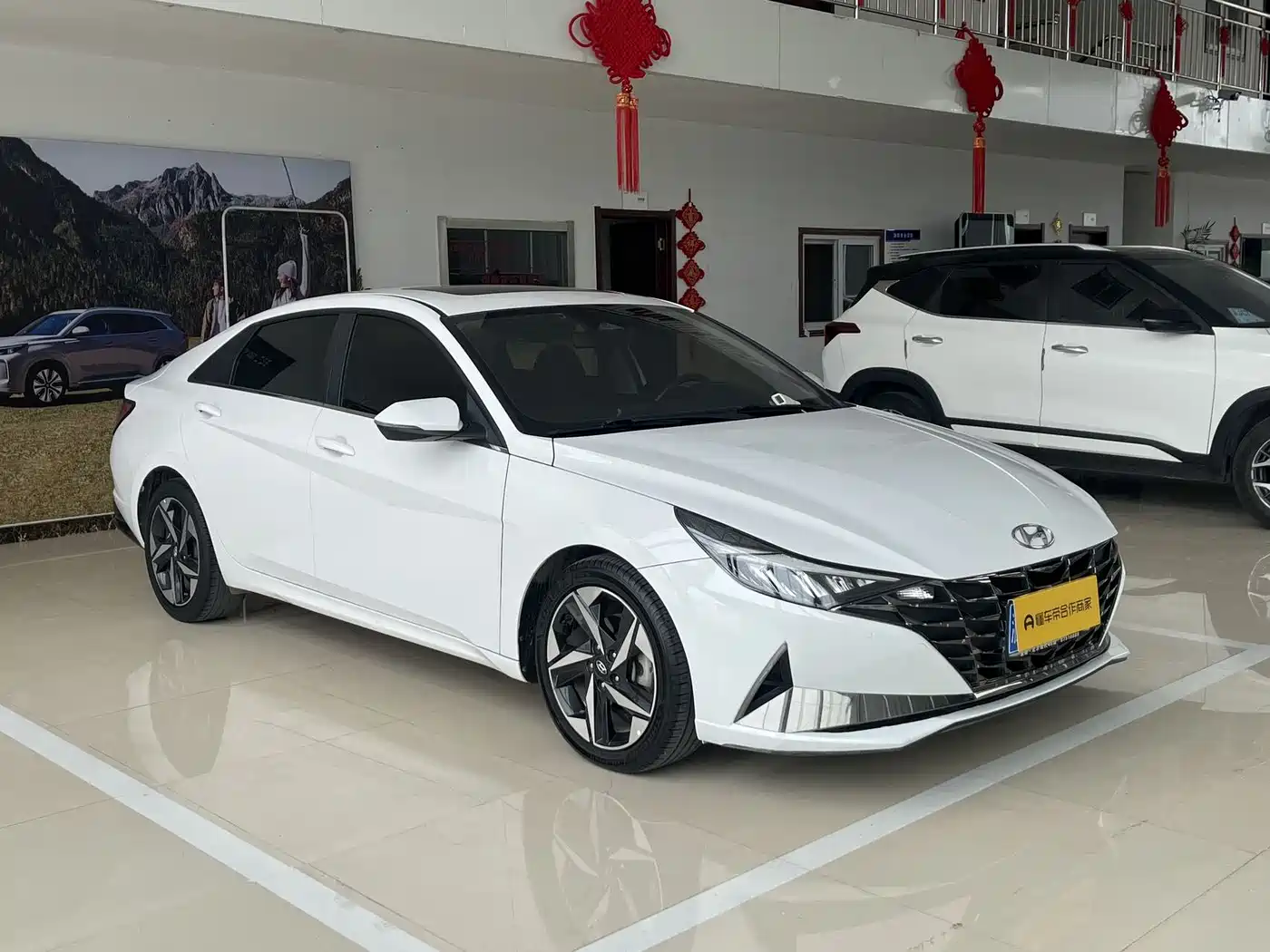 Hyundai Elantra 2022 1.5L CVT LUX Premium Edition фото 3