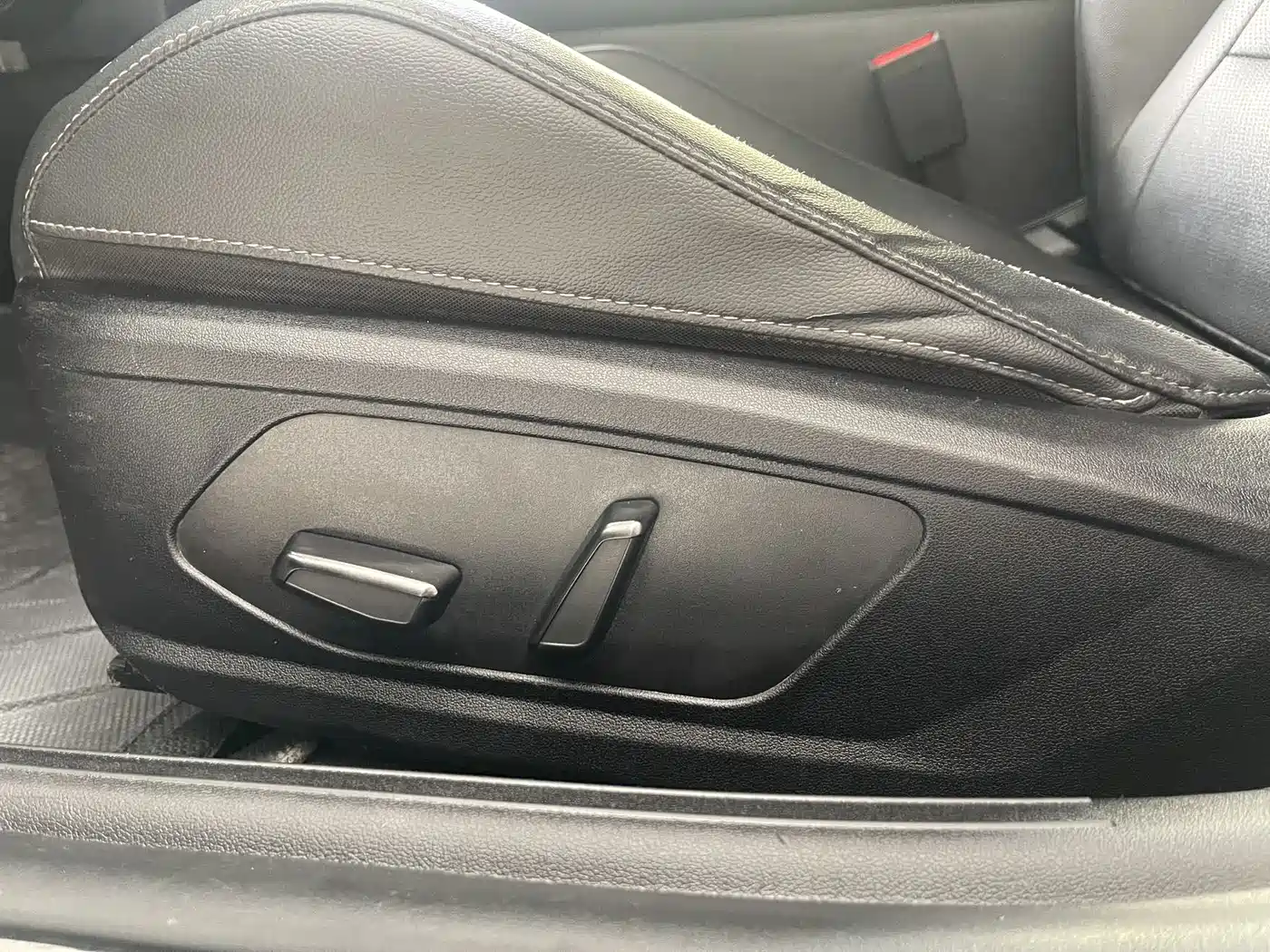 Hyundai Elantra 2022 1.5L CVT LUX Premium Edition фото 7
