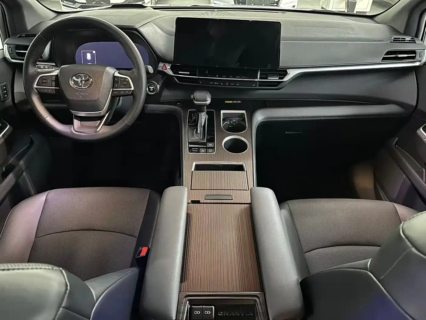 Toyota Granvia 2024 2.5L Hybrid Premium PLUS фото 6
