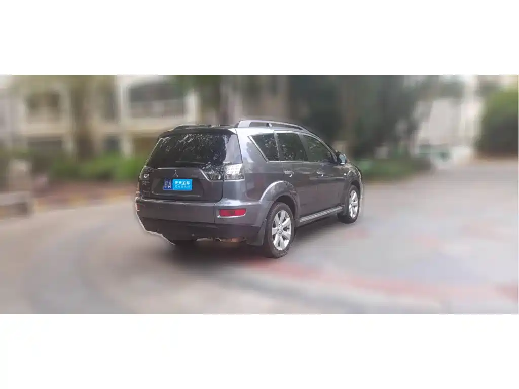 Mitsubishi Outlander (Import) 2012 2012 Outlander 2.4 Fashion Navigation Edition