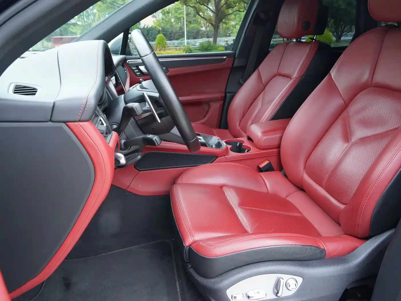 PORSCHE MACAN