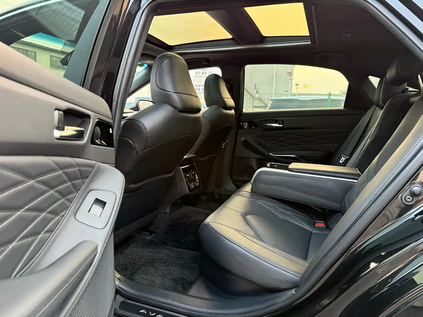 Toyota Avalon 2019 Hybrid 2.5L Limited Flagship Edition China VI фото 5