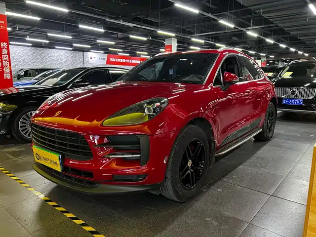 PORSCHE MACAN