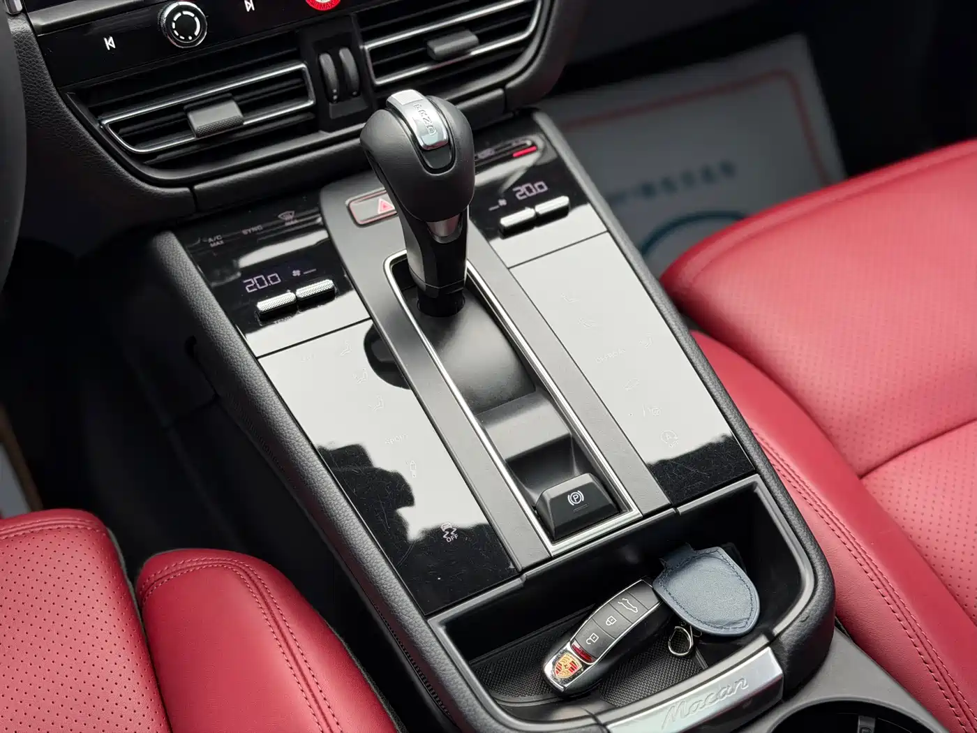 PORSCHE MACAN