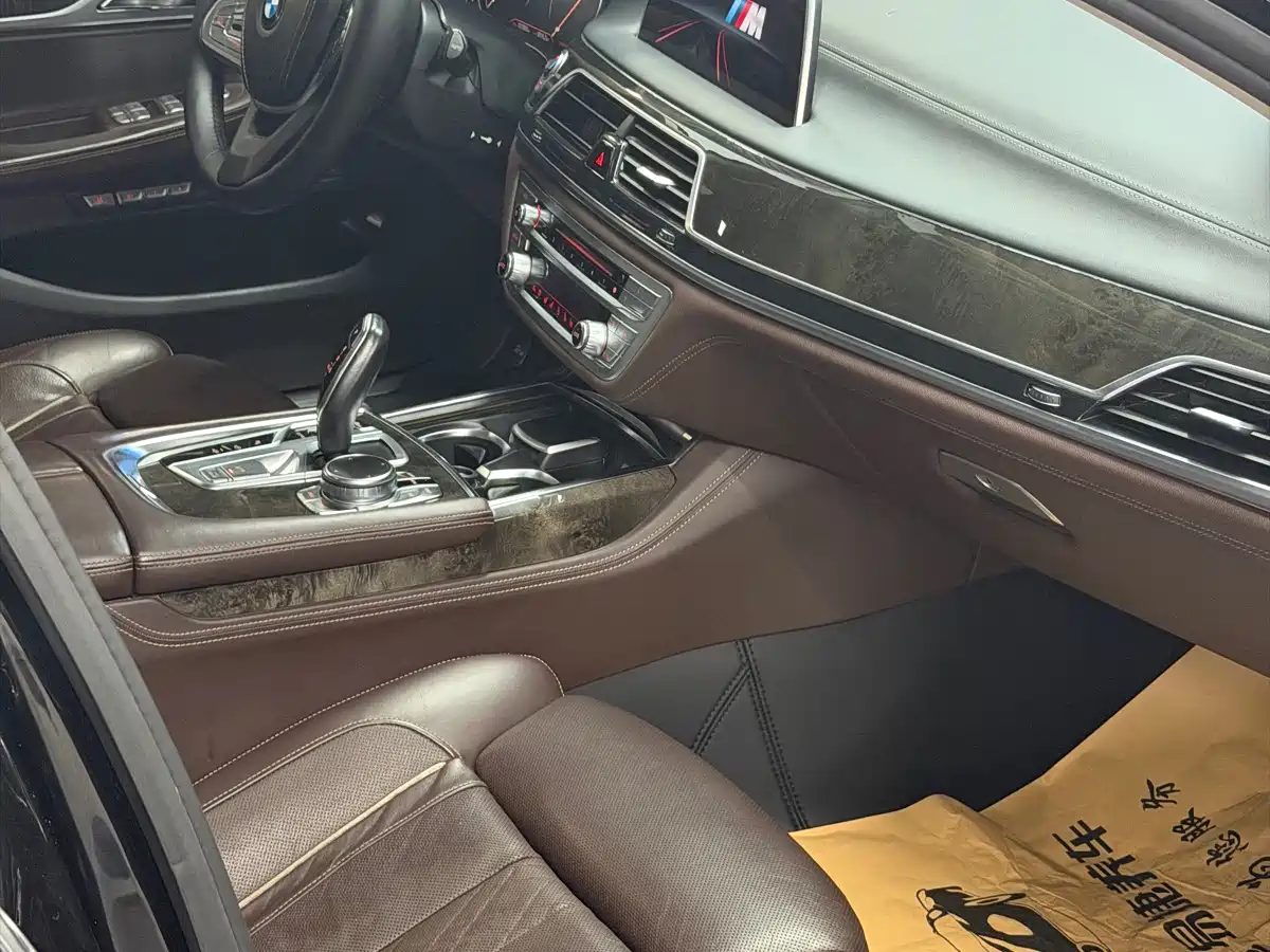 BMW 7 Series 2016 730Li Luxury фото 9