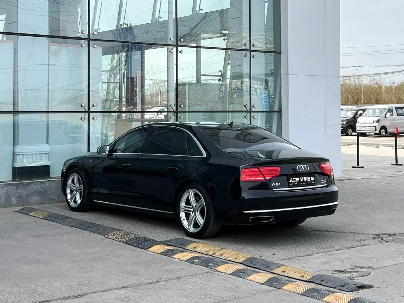 Audi A8 2011 A8L W12 6.3 FSI quattro фото 6